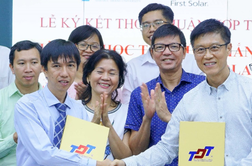 Hợp tác với Công ty TNHH sản xuất First Solar Việt Nam