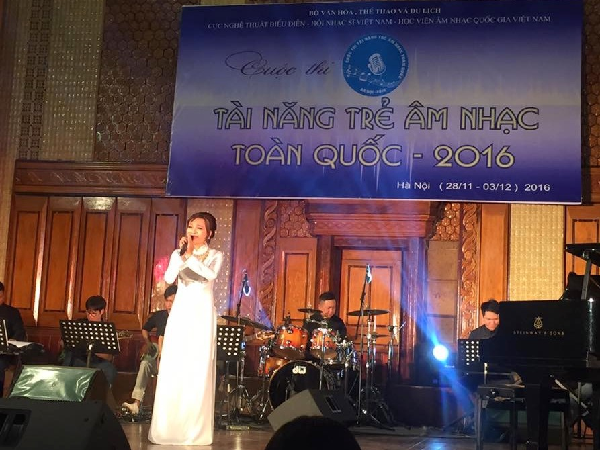 Sinh viên Hoàng Thị Thu Dung - Huy chương Bạc Cuộc thi Tài năng trẻ Âm nhạc toàn quốc 2016
