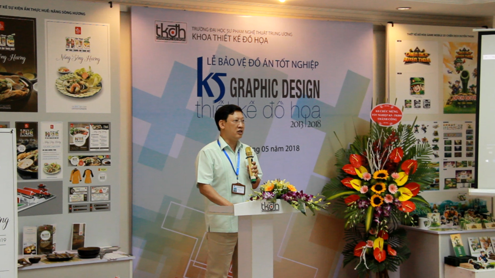 Sinh viên Thiết kế đồ họa sáng tạo trong lễ bảo vệ tốt nghiệp
