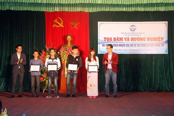 Đông đảo sinh viên Học viện Công nghệ Bưu chính Viễn thông  tham gia tọa đàm và hướng nghiệp trong lĩnh vực an toàn thông tin