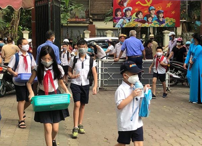 Gần 2 triệu học sinh Hà Nội chính thức trở lại trường học