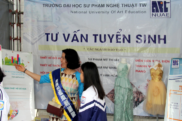 Ngày hội Tư vấn tuyển sinh - hướng nghiệp năm 2018 tại Trường THPT Chuyên Phan Bội Châu (TP Vinh, Nghệ An) và Trường THPT Hàm Rồng (TP Thanh Hóa)