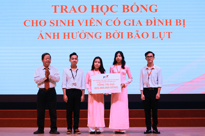 Đại học Tôn Đức Thắng ủng hộ cho đồng bào miền Trung