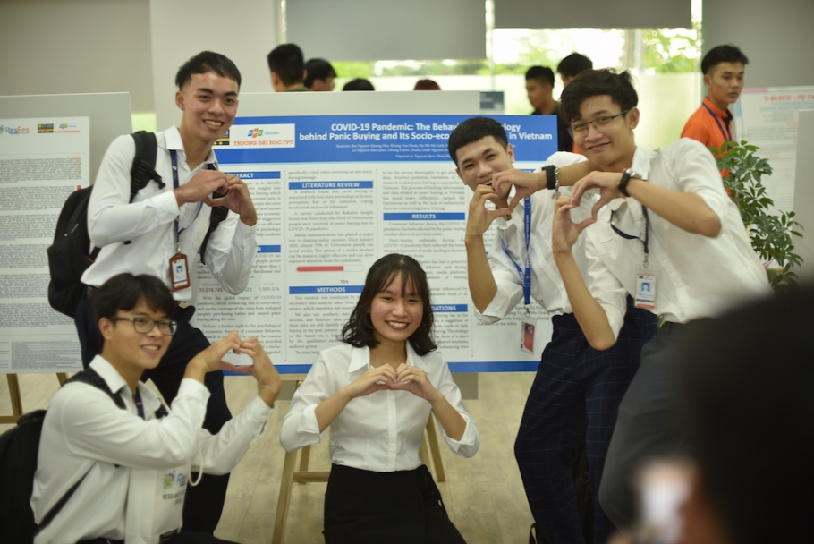 Sinh viên trường F khiến bạn bè gato vì môi trường học tập đầy trải nghiệm hay ho