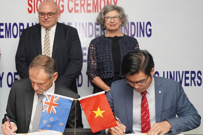 Ký thoả thuận hợp tác với Đại học Waikato