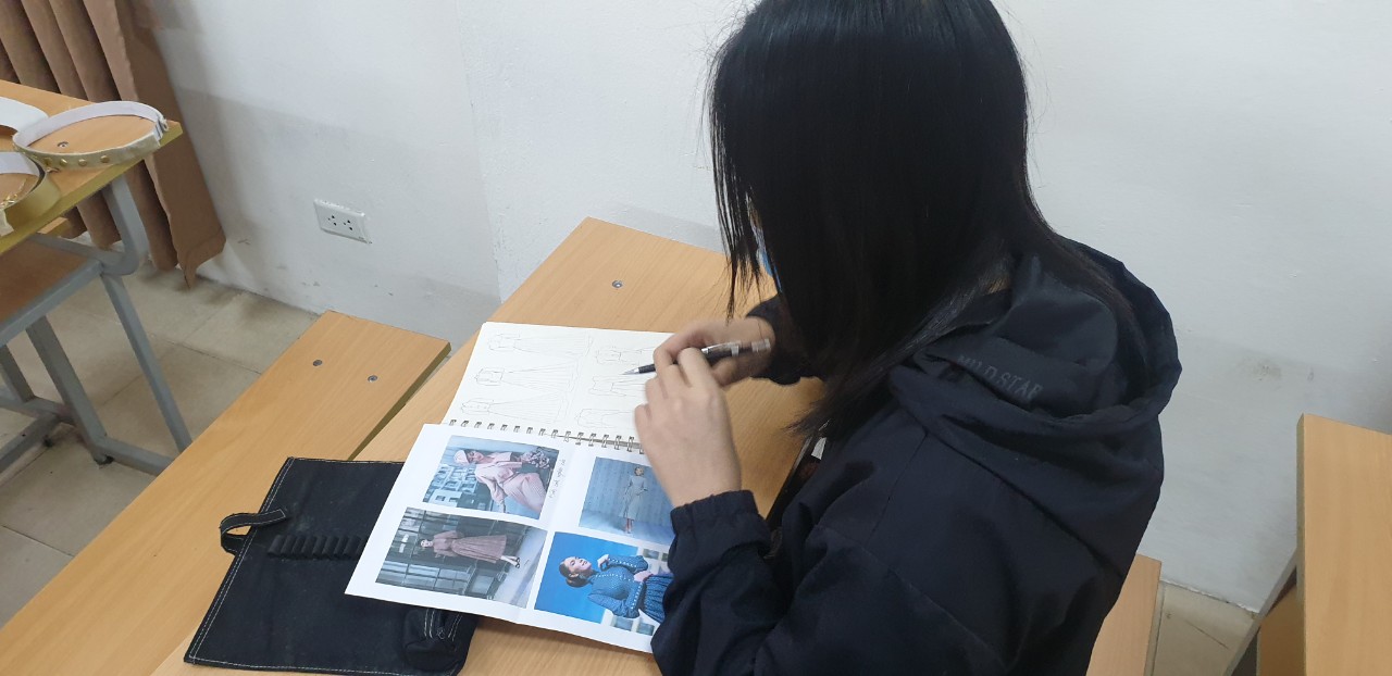 NUAE phun thuốc khử trùng phòng dịch virus corona trong toàn bộ khuôn viên trường.