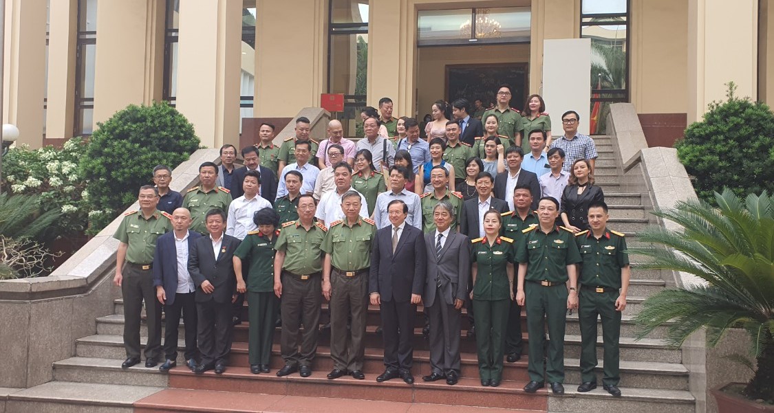 Tập thể và cá nhân NUAE nhận Bằng khen thành tích xuất sắc trong công tác phối hợp tổ chức Chương trình nghệ thuật “75 năm CAND đẹp mãi trang sử vàng và “75 năm vinh quang CAND Việt Nam”